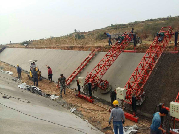 輕型南水北調(diào)水渠襯砌機(jī)現(xiàn)場