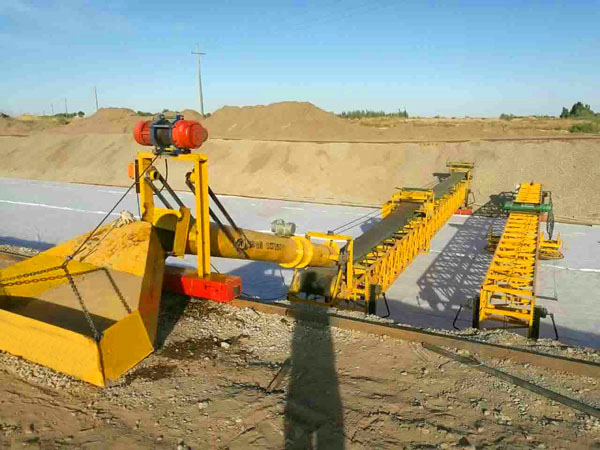 南水北調(diào)水渠襯砌機(jī)現(xiàn)場